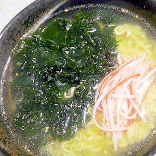 袋ラーメンアレンジ♪カニカマとワカメの塩ラーメン